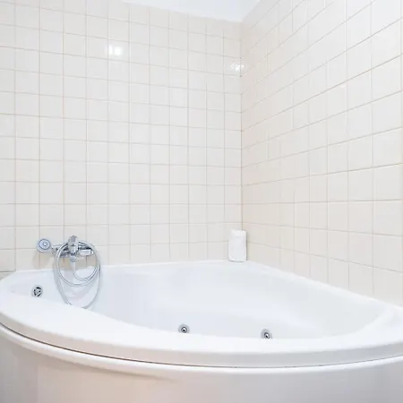 Stunning 3br 2bth With Parking And Jacuzzi